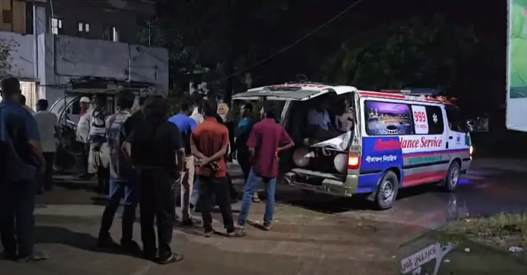 অ্যাম্বুলেন্সে করে নিহতের মরদেহ নিয়ে যাওয়া হয়েছে উপজেলা স্বাস্থ্য কমপ্লেক্সে